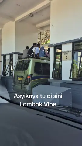 Asyik banget mereka masuk Bandara Lombok