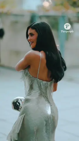 🌟 Kylie Jenner éblouit le défilé 🌟 Sublime et rayonnante, Kylie Jenner a captivé l’attention au défilé Schiaparelli, vêtue d’une somptueuse robe argentée scintillante ✨👗 Une véritable vision de glamour ! 👉 Que pensez-vous de son look étincelant ? 💬 #Purepeople #bestimage #KylieJenner #Schiaparelli #FashionWeek  