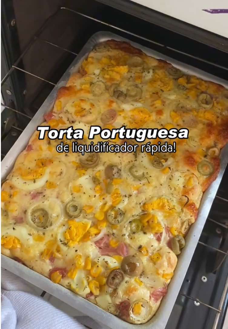Torta Portuguesa 🫰🏽 Ingredientes: MASSA - 3 ovos - 3/4 xícara de óleo - 2 xícaras de leite - 1 colher (chá) de sal - 2 dentes de alho - 2 xícaras de farinha de trigo - 1 pacote de queijo parmesão ralado - 1 colher (sopa) de fermento em pó.   RECHEIO - Presunto  - Queijo  - 2 Ovos Cozidos  - Milho  - Azeitona sem caroço  - 1 fio de azeite  - Orégano a gosto #receita #torta #lancheemcasa 
