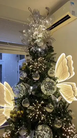 ✨🦋 Transforme sua árvore em um espetáculo de encanto! As borboletas natalinas trazem brilho, delicadeza e aquele toque mágico que faltava na sua decoração. 🎄💫 👉 Garanta já as suas e surpreenda neste Natal! #Natal2025 #DecoraçãoDeNatal #BorboletaNatalina #CasaDecorada #feliznatal 