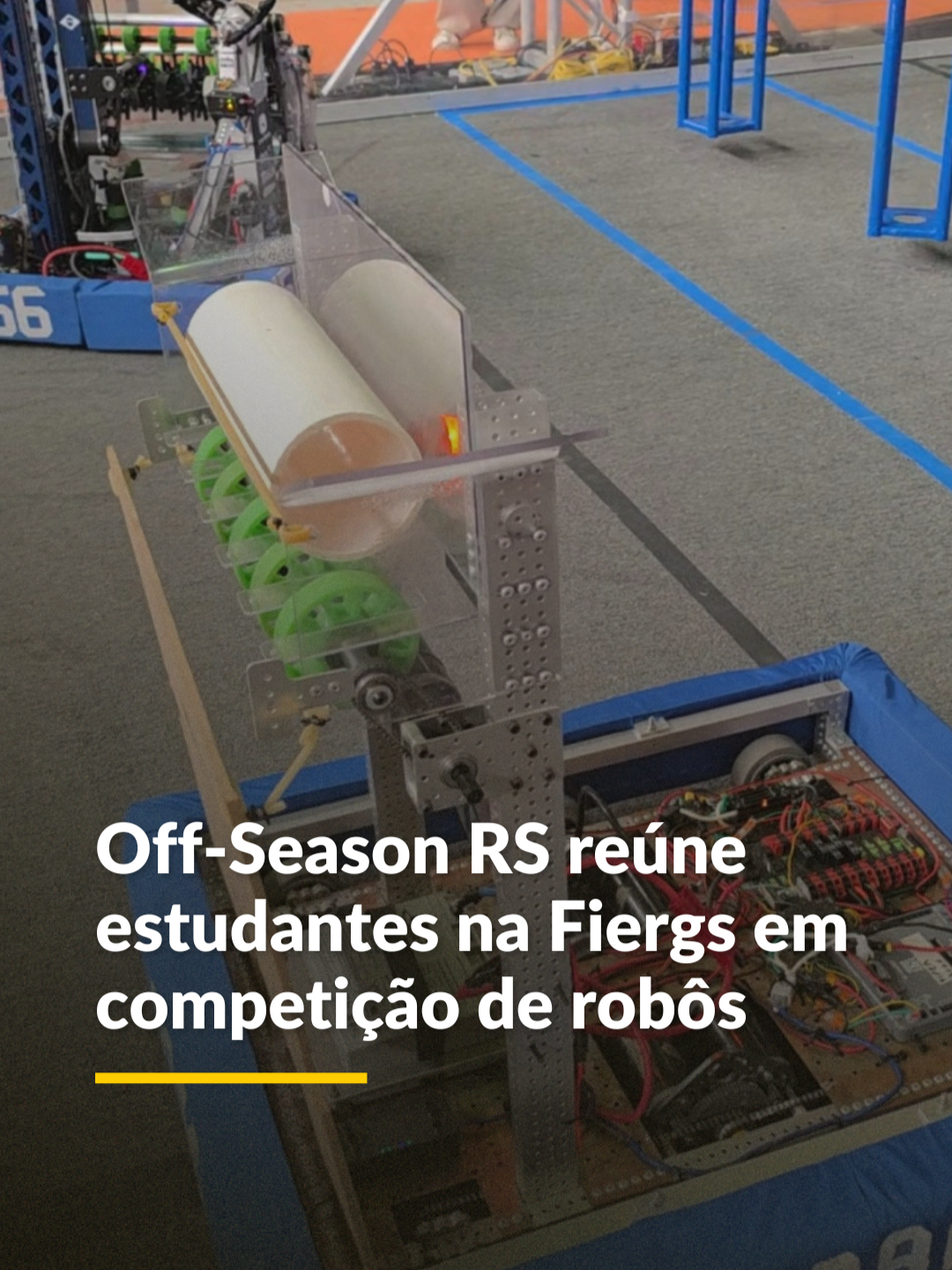 ROBOS EM AÇÃO 🤖 Você sabe como funciona uma competição de robôs? Na feira FUTUR.E, que acontece na Fiergs, estudantes de ensino médio de oito estados do país estão competindo na Off-Season RS da FIRST Robotics Competition, um torneio que desafia as equipes a projetar, programar e construir robôs de tamanho industrial. A repórter @agabrielabferreira te conta todos os detalhes. Vem conferir!  📹 @lauraborgex Oferecimento: FIERGS #robos #tecnologia