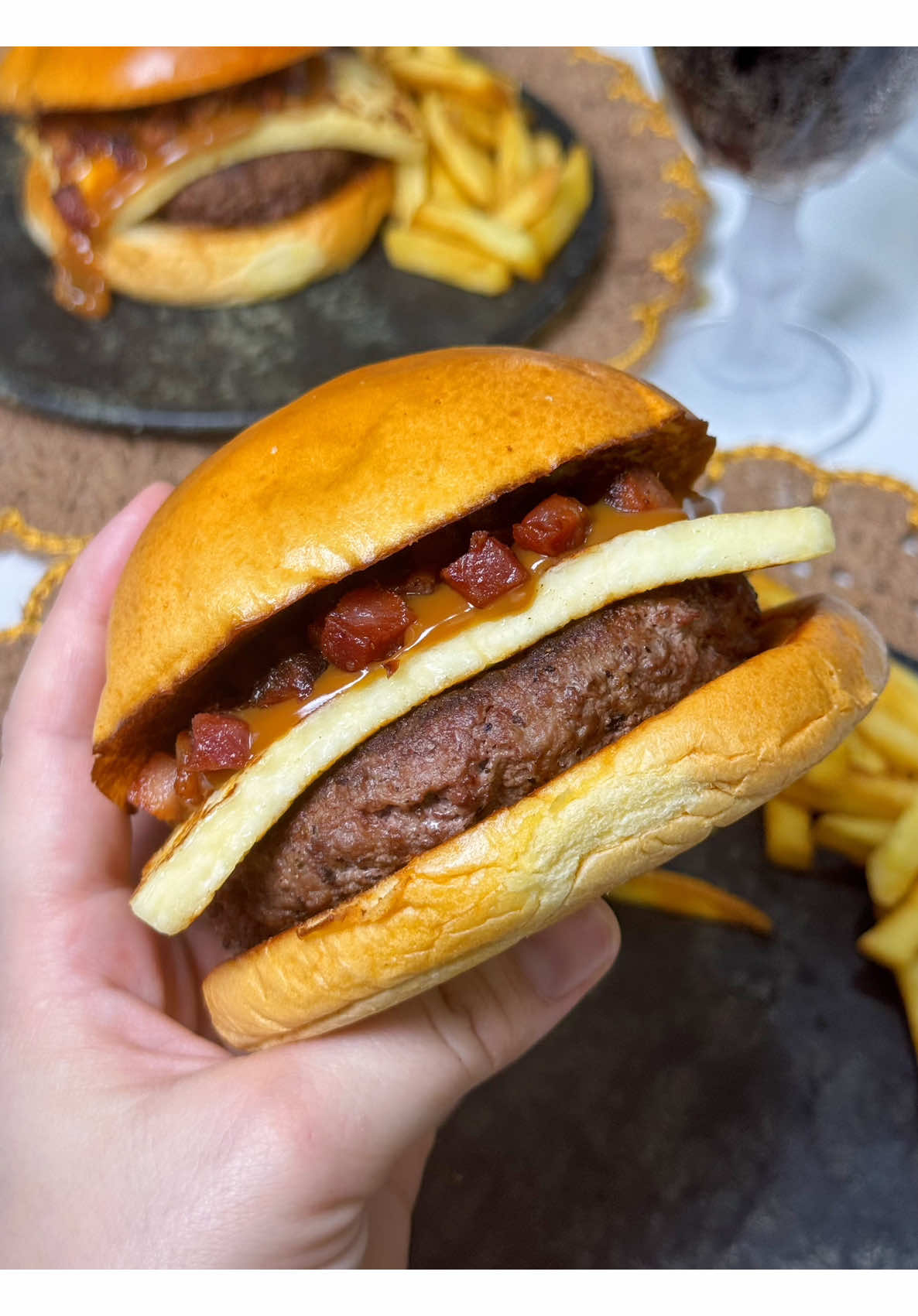🍔 Hambúrguer com Doce de Leite  Ingredientes 	•	Doce de leite @ameixagoiana 	•	2 pães para hambúrguer (sugestão: sempre encontro fresquinho nas padarias da minha cidade, os mesmos que as hamburguerias usam) 	•	360 g de carne moída (peito com acém moídos juntos) 	•	Sal e pimenta-do-reino a gosto 	•	200 g de bacon frito 	•	Maionese a gosto 	•	2 fatias de queijo fresco, queijo qualy ou provolone ⸻ 👉 #receita #hamburguer #doceleite #burguer 