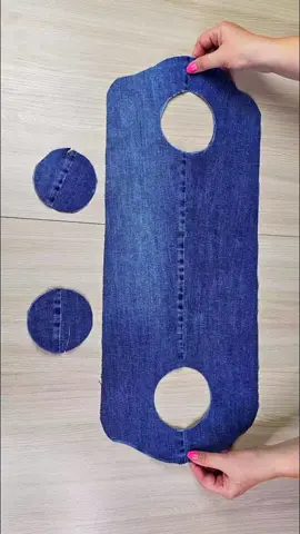 Turn Old Jeans into a Trendy Everyday Bag | Fashion Sewing Idea #diybag #jeansupcycle #sewingtutorial #foryou #usfashiontricks 
