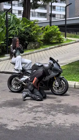 La importancia de sujetarse bien 🥴  #bikers #moteros #superbikes #superbikesgram #s1000rr 