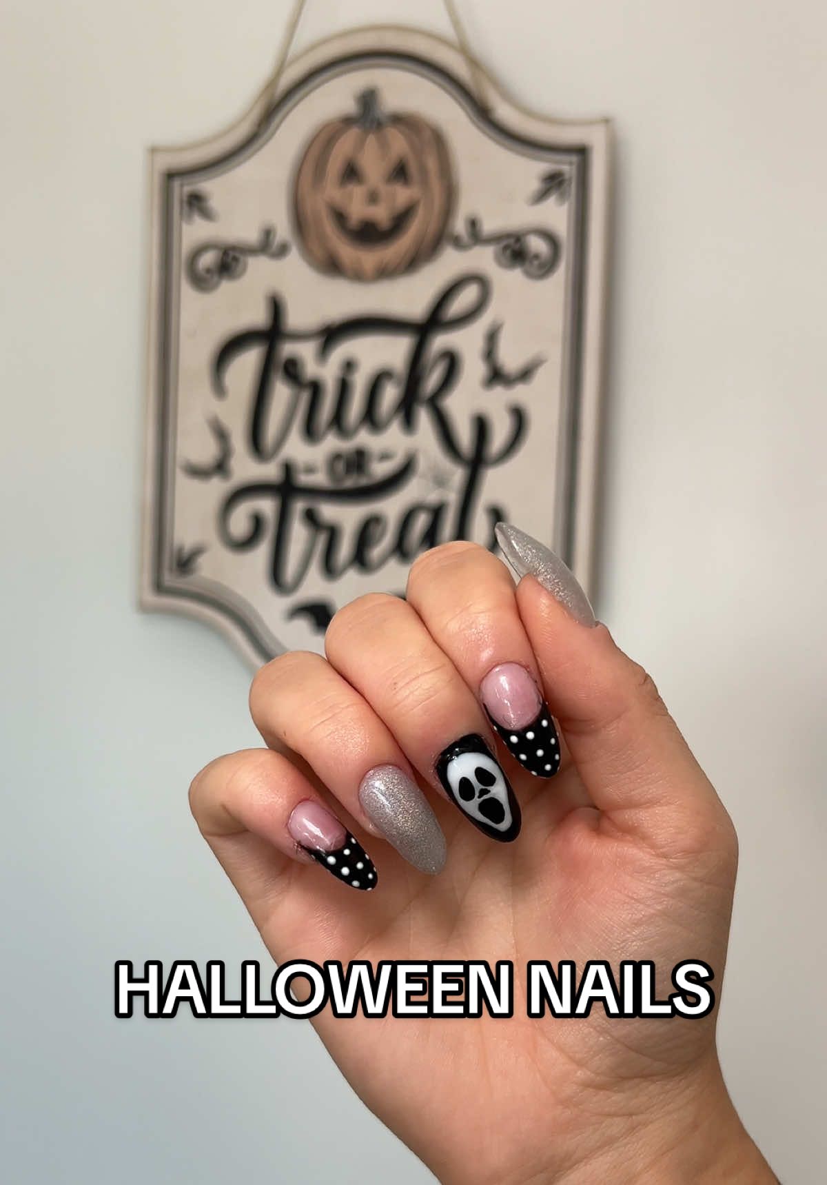 ghost face nails for October 🔪🖤📞🩸 #halloweennails #nailinspo #ghostfacenails #spookynails #nailsathome 