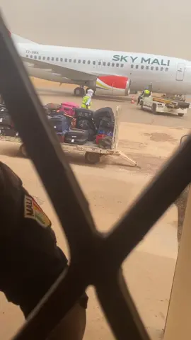 @Sky Mali 🇲🇱 la meilleure compagnie du Mali voyage en toute sécurité Bamako-kayes Bamako-mopti Bamako -Tombouctou Bamako -Niamey et enfin Bamako Abidjan inchallah le meilleur reste à venir vive le Mali vive assim Koita vive Sky Mali 