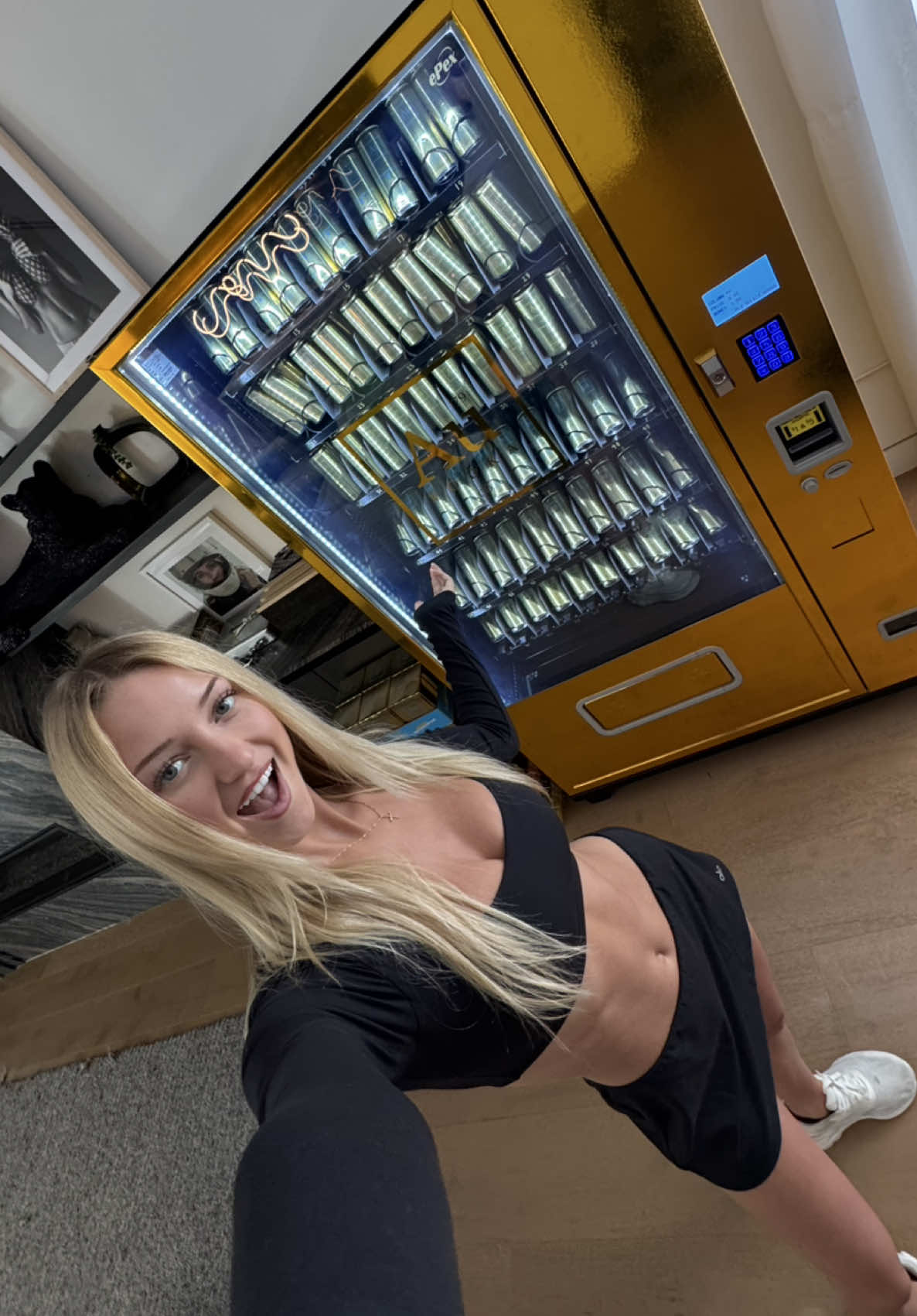 @Au Vodka delivered me a vending machine!! 🤯🙊 craziest delivery ever, this was so cool. Thank you guys!!🫶🏽