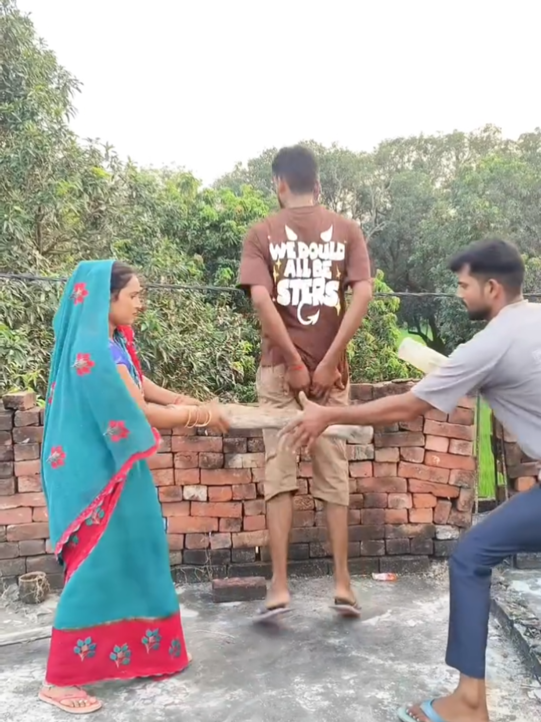 পিছনে লাঠি দিয়ে পিটিয়ে #funmytiktok #lokmanbepari35 #foryoupageofficiall 