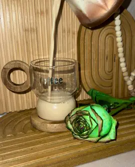 كوب مِن مَشروب ساخِن عَلى نَغمات صَوت كَوكَب أَلشَرق🧡