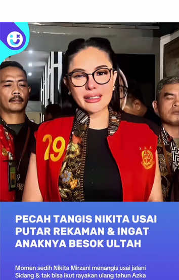 Pecah Tangis Nikita Mirzani Tak Bisa Rayakan Ulang Tahun Azka. Nikita Mirzani tak kuasa menahan air mata usai jalani sidang yang digelar di Pengadilan Negeri Jakarta Selatan, Kamis (2/10/25). Dengan raut wajah penuh emosi, Nikita tampak keluar dari ruang sidang sambil terisak. Sambil menahan tangis Nikita Mirzani mengucapkan selamat ulang tahun untuk anak keduanya Azka Raqilla Mawardi, di hadapan awak media. Momen pertambahan usia Azka kali ini harus dirayakan tanpa kehadiran sang ibu, Nikita Mirzani. Perayaan ulang tahunnya bahkan digelar di luar negeri, tepatnya di Singapura. Kondisi ini menunjukkan betapa beratnya perjuangan Nikita Mirzani yang menghadapi proses hukum sembari menahan rindu. #NikitaMirzani #RezaGladys #Sidang #Menangis #KPK 