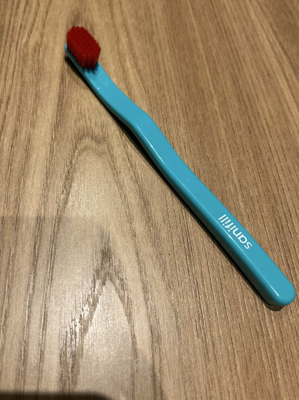 Testei a escova da Sanifill. Maciez das cerdas são interessantes. Mas o cabo na parte onde inicia as cerdas é muuuito grosso e infelizmente acaba machucando os tecidos da boca e lábios na hora de escovar. Tem um design bem interessante mas não é eficiente #odontologia #escovacaodentaria #teeth #sanifill #tiktok 