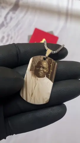 Photo engraved necklace  🏷️18,500 🌼All orders come beautifully packaged 🌼Available to customize in silver,gold and rosegold 🌼Production duration- 24 hours  To order; ✅Simply click the link in bio to shop on the website or DM on IG ➡️ jeweline.lux #jewelinelux #photonecklace #engravedpicturenecklace #customizednecklace #giftideas 