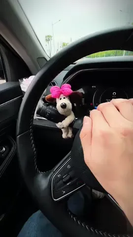 ornamen mobil puppy lucu ini cocok banget buat ditaruh didalam mobil buat nemenin saat perjalanan #aksesorismobil #interiormobil #ornamenmobil #bonekalucu #bonekamobil 