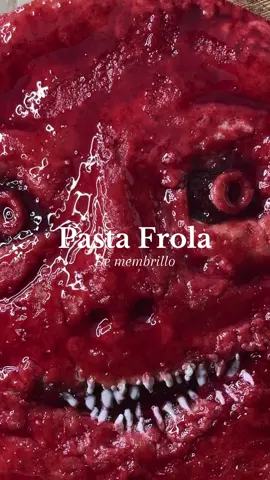 Pasta Frola 👹👻🎃 🎃 Ib: @Sentient Screams  Ingredientes: •200g Manteca pomada •180g Azúcar blanca común  •2 Huevos •1 Chorrito esencia de vainilla  •Ralladura de 1 limón grande •420g Harina 0000 •1cdita Polvo para hornear  •1/2 cdita Bicarbonato •400g Membrillo  Colocar la manteca pomada en un bowl junto con el azúcar. Batir hasta obtener una preparación cremosa.  Agregar los huevos de a uno batiendo después de cada adición.  Incorporar la esencia de vainilla y la ralladura del limón batiendo unos minutos más. Tamizar los secos: harina, polvo de hornear y bicarbonato. Incorporar con espátula de goma.  Estirar la masa de unos 4/6mm de espesor entre films. Llevar a heladera por una hora.  Fonzar la masa en una tartera. Reservar. Pisar el membrillo con un chorrito de agua y rellenar la tartera. Para el diseño : Corté un circulo del diametro de mi molde sobre papel manteca y lo llevé al freezer. Con un cuchillo chiquito moldeé la cara. Una vez firmes, lo coloqué por encima de la tarta y lo pinté con huevo batido teñido con colorante Hornear en un horno precalentado a 165º/170ºC por 30/35 minutos  Al salir del horno lo retiramos pinté con almíbar rojo y le hice los detalles de los dientes con glasé   #pastaf#pastafrolaillo #halloween  #halloweenishere #scary 