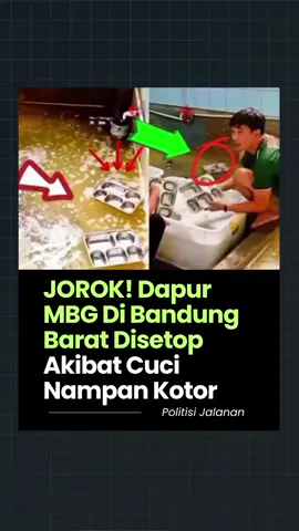 Dapur Program Makan Bergizi Gratis di Cipatat Disetop Sementara, Diduga Tak Penuhi Standar Higienis Bandung Barat – Operasional dapur program Makan Bergizi Gratis (MBG) di wilayah Cipatat, Kabupaten Bandung Barat, terpaksa dihentikan sementara. Keputusan itu diambil setelah tim inspeksi menemukan praktik pencucian peralatan makan yang dinilai tidak higienis. Dalam pemeriksaan, petugas mendapati nampan ompreng dicuci hanya dengan merendam di bak berisi air sabun, lalu dibilas di bak lain yang tidak steril. Proses tersebut dilakukan tanpa menggunakan air mengalir bersih sebagaimana standar kebersihan dapur umum. Taufik, perwakilan SPPG Citatah, membenarkan adanya penghentian sementara tersebut. “Ya benar, hari ini dapurnya disetop sementara,” ujarnya saat dikonfirmasi, Rabu (1/10/2025). Menurut Taufik, langkah itu diambil setelah tim dari BGN melakukan inspeksi dan menemukan proses pencucian serta kondisi dapur tidak sesuai standar operasional prosedur (SOP). Pihak SPPG menyatakan segera melakukan perbaikan fasilitas pencucian dan dapur agar sesuai aturan yang berlaku. Taufik menegaskan, urusan Sertifikat Laik Higiene Sanitasi (SLHS) menjadi tanggung jawab pihak yayasan, sementara SPPG tetap fokus pada operasional dapur dan distribusi makanan program MBG. Program MBG sendiri digadang-gadang sebagai salah satu upaya pemenuhan gizi masyarakat, khususnya anak sekolah, di wilayah Bandung Barat. Namun, temuan ini membuat pengawasan terhadap standar kebersihan dapur program tersebut menjadi sorotan. #dapurmbg #makanbergizigratis #bandungbarat 