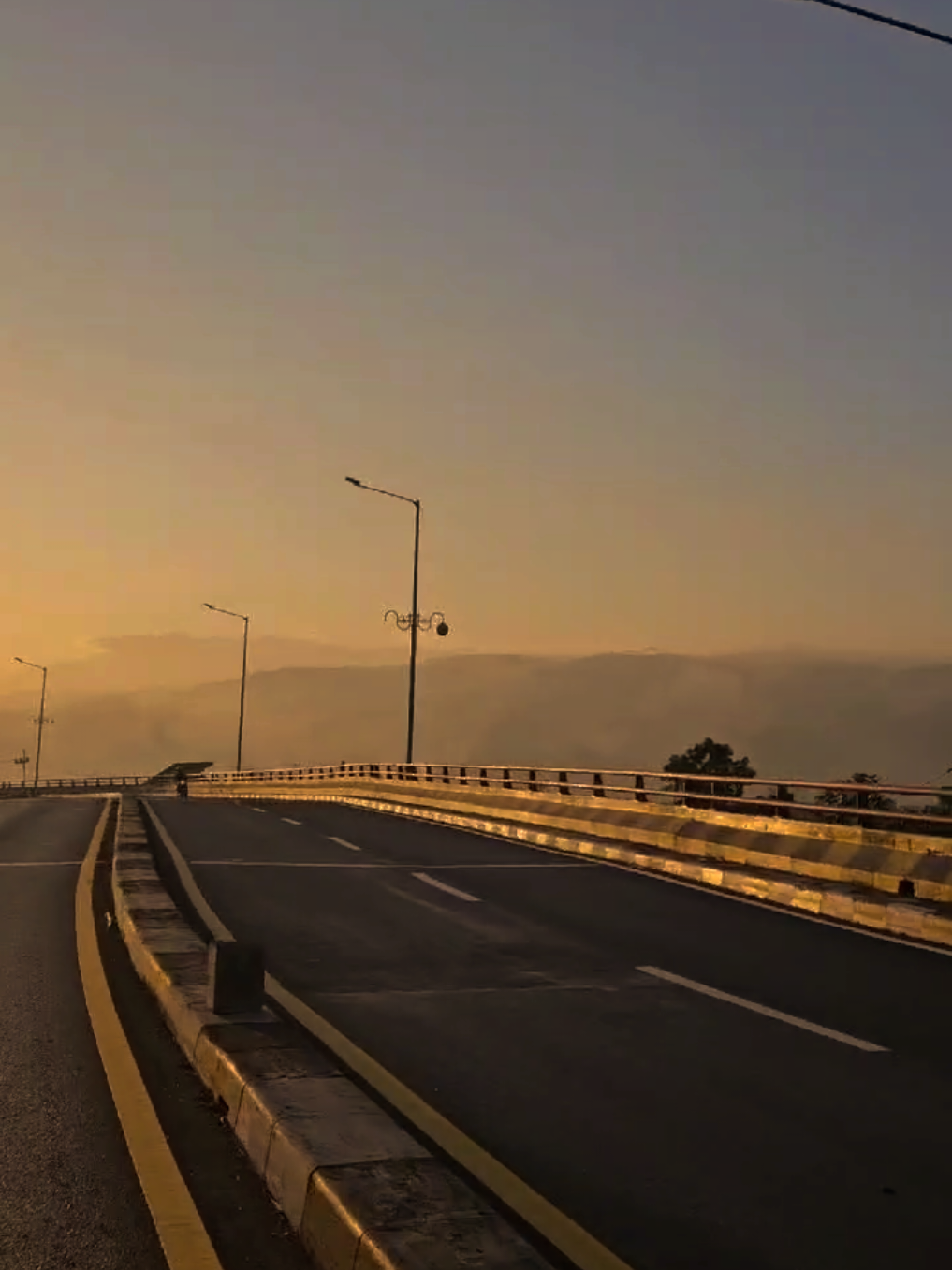 malalui jalan dengan pemandangan yang selalu indah bersama orang yang tak kalah indah #lawangmalang #malangbanyuwangi #sunriseview #fyp 