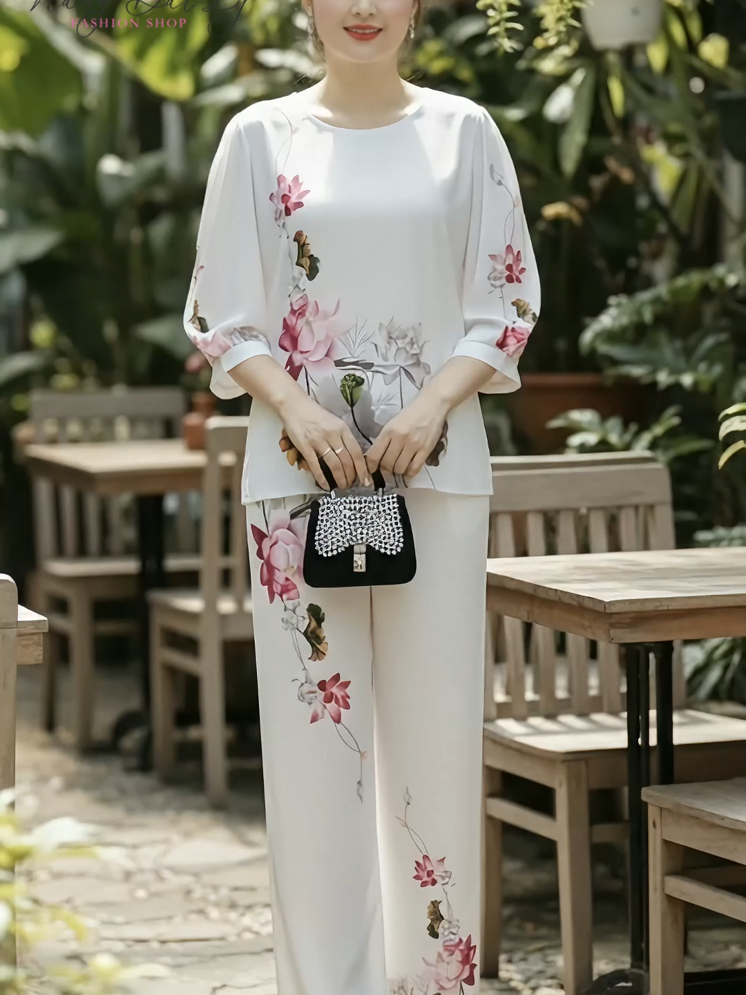 👗Bộ đồ lụa trung niên cao cấp, thiết kế in 3D hoa nổi cực sang.  Chất liệu lụa xuất dư cao cấp, mát lạnh, co giãn nhẹ – mặc cả ngày mà vẫn thoải mái.  Đi chợ, đi tiệc, đi chơi hay ở nhà đều đẹp.”