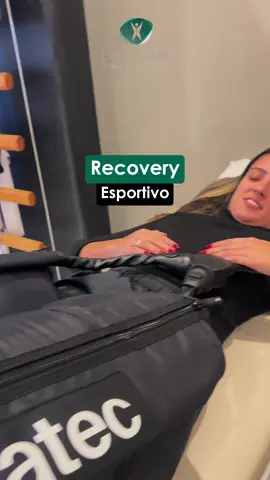 Recovery esportivo: mais do que descanso, é ciência aplicada à performance. O corpo de um atleta, profissional ou amador, não evolui apenas durante o treino.  É no processo de recuperação que o organismo repara tecidos, equilibra sistemas metabólicos e consolida os ganhos da atividade física. Estudos mostram que métodos de recovery bem aplicados: 	•	Aceleram a remoção de metabólitos relacionados à fadiga muscular 	•	Melhoram a oxigenação e nutrição tecidual 	•	Reduzem marcadores inflamatórios 	•	Diminuem o risco de lesões por sobrecarga 	•	Otimizam a resposta adaptativa ao treino Na prática clínica, técnicas como crioterapia, compressão pneumática, liberação miofascial, exercícios de mobilidade ativa, laserterapia de baixa intensidade (LLLT) e eletroterapia têm demonstrado eficácia.  O laser, em especial, atua em nível celular, aumentando a produção de ATP, estimulando reparo tecidual e reduzindo inflamação – elementos fundamentais para acelerar o retorno ao desempenho esportivo. Em uma era onde performance e longevidade esportiva caminham juntas, recovery não é luxo: é estratégia. 👉 Se você treina com consistência e busca resultados duradouros, integrar protocolos de recuperação à sua rotina é tão essencial quanto o próprio treino. ⸻ 📚 Referências científicas Dupuy O, et al. “An evidence-based approach for choosing post-exercise recovery techniques to reduce markers of muscle damage, soreness, fatigue, and inflammation: a systematic review with meta-analysis.” Front Physiol. 2018. #videoviral #viral #fyp #foryoupage #viraltiktok 