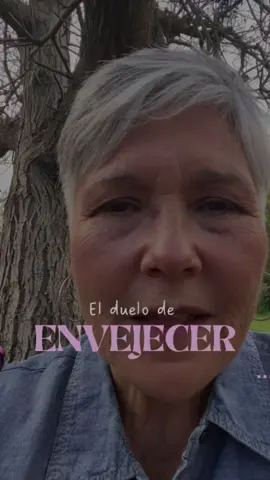 El duelo es parte inevitable de envejecer. Perdemos personas, rutinas, identidades, incluso cuerpos que ya no responden igual. Y aunque duele, también es la oportunidad de resignificar nuestra vida. 💜 En mi caso, he aprendido que el duelo no es olvido: es encontrar nuevas formas de recordar, de honrar y de seguir adelante. Porque envejecer no es solo acumular años: es aprender a soltar y, al mismo tiempo, a seguir creando. 👉 En Tu Próxima Etapa te comparto herramientas para vivir este proceso con calma, propósito y libertad. Está disponible en mi perfil. #TuProximaEtapa #DueloYVida #Mujeres50Plus #EnvejecerConSentido #VejezPlena #MujerSinHijosTuVoz #Resiliencia #NuevaEtapa