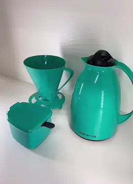 LINK NOS COMENTÁRIOS ☕ Kit Café com Garrafa Térmica + Açucareiro com Colher + Suporte para Filtro: praticidade e charme para preparar e servir seu café todos os dias. #kitcafe #garrafatermica #cafeteria #utilidadesdomesticas #cozinha  
