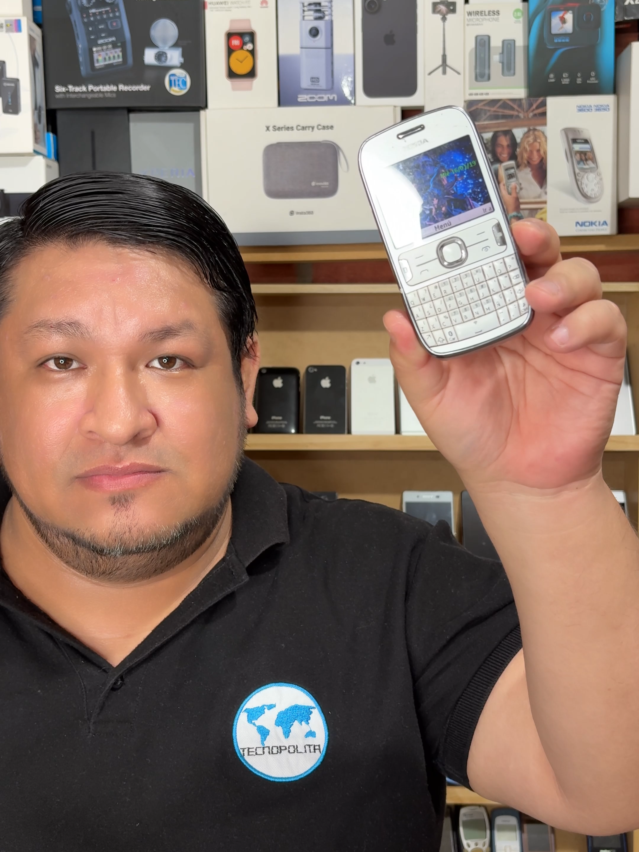 Otro Blackberry de Nokia es el modelo Asha 302, un equipo super completo y funcional en el año 2012