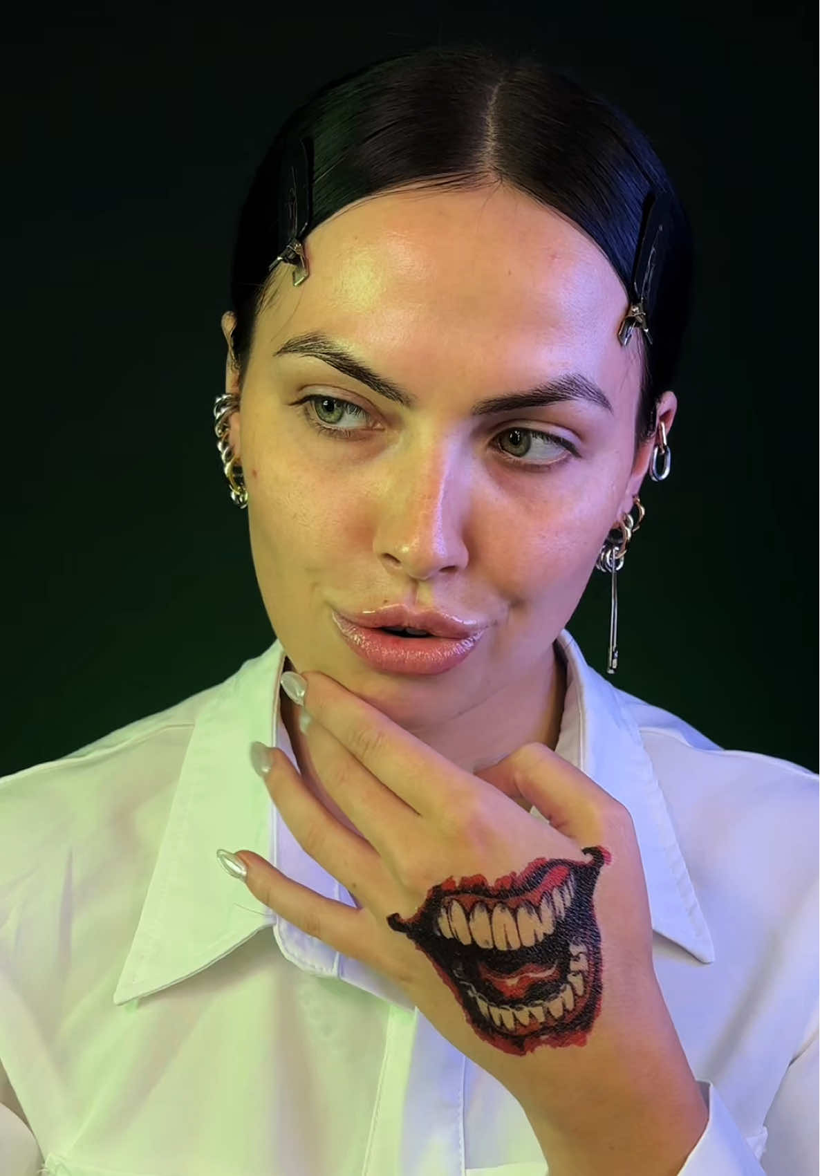 WE ARE SO BACK 🖤 Day 2: The Joker 🃏 transition ib: @Whosbeth_  #31daysofhalloween #jokermakeup #jokercostume 