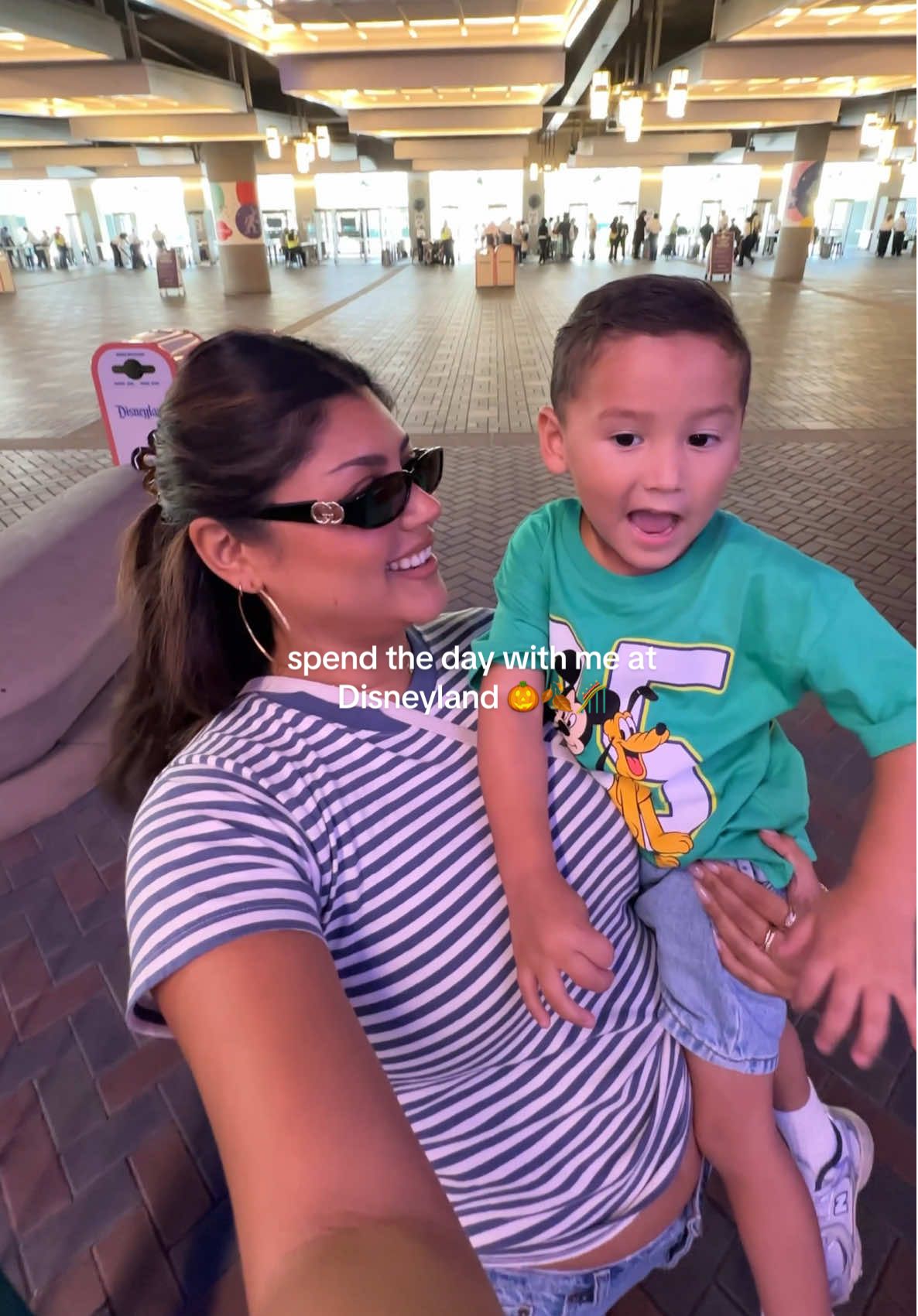 thank you @Sammy for letting me spend the day with yall 🎃🎢 #spendthedaywithme #disneyland 