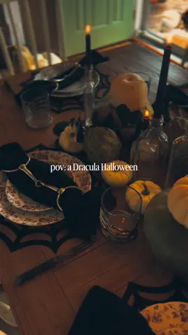 Anyone else currently obsessed with Dracula? Seriously thinking about changing my Halloween costume. 🖤 #dracula #halloweencostume #halloweenvibes 