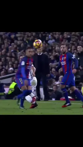 #سيشهد التأريخ الكروي ان في افضل فتره كرويه احتلها لاعبين ميسي ورونالدو ، هناك لاعب موهوب بالفطره سرق الاضواء بكل سهوله و اعطى و داعب الكره مثل ما يريد ، انه نيمار الغدار ، صنعه الفقر و دمره الغنى … 💔