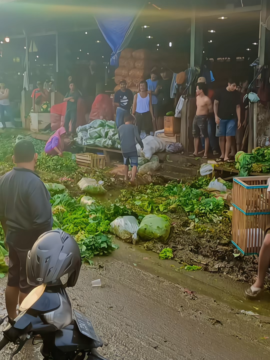 Aksi demo pedagang pasar induk tanah tinggi karna udah beberapa hari belum ada pengerukan sampah 🫣  #fypage #fouryou #fouryoupage #beritaviral #pasarinduktanahtinggitangerang 