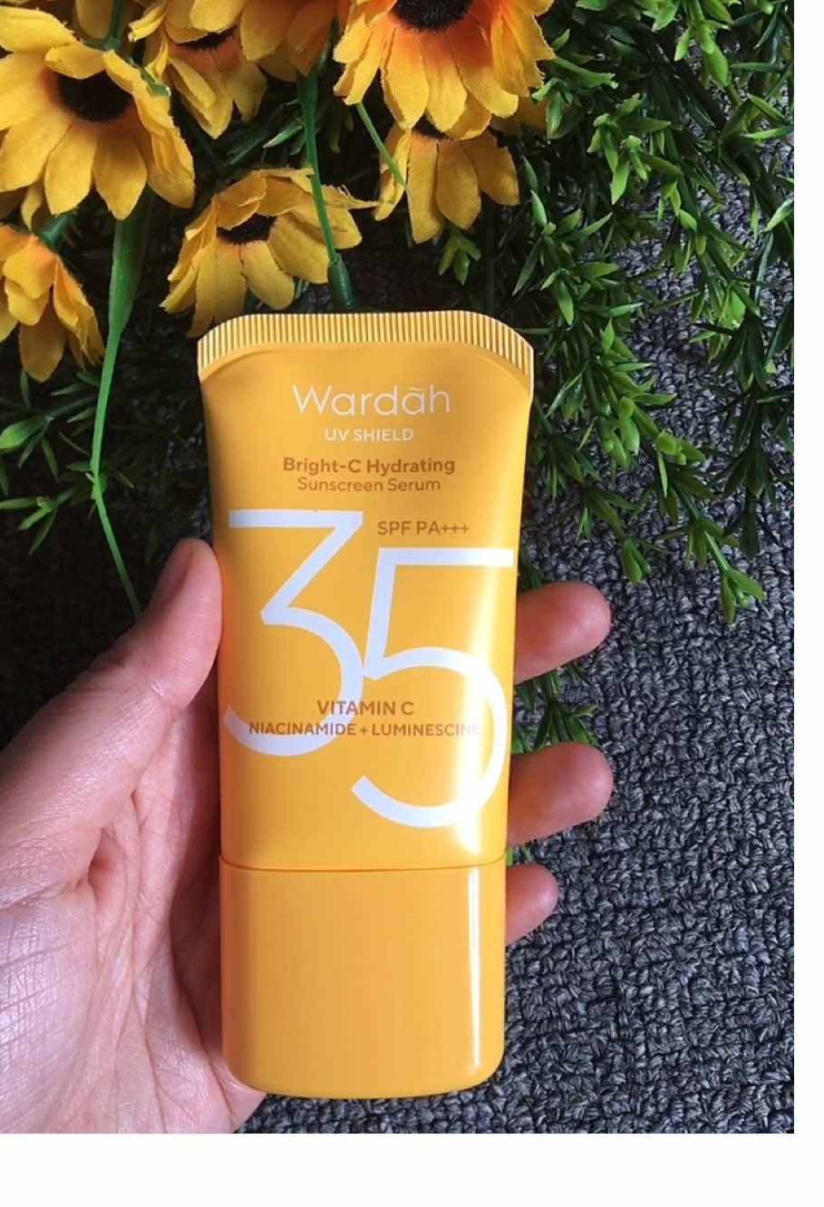 Wardah UV Shield Bright C Hydrating Sunscreen Serum SPF 35 PA+++ hadir dengan Vitamin C 🍊 ✔ Perlindungan optimal dari sinar UVA & UVB ✔ Tekstur ringan & cepat meresap ✔ Bikin kulit cerah dan lembap seharian Sunscreen yang nyaman dipakai tiap hari tanpa rasa lengket ✨ #WardahSunscreen #BrightCHydrating #SunscreenSerum #GlowingSkin #SkincareDaily  