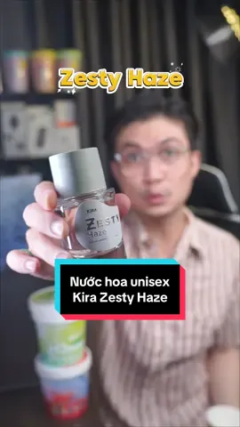 ✨Kira Zesty Haze Một vibe niche – cam chanh the mát nhưng giá chỉ hơn 1 triệu ✨ Không quá ồn ào, không quá nồng… chỉ là một mùi citrus – musky sạch sẽ, thoảng nhẹ nhưng cực cuốn. ⏳ Lưu hương 6–7h, tỏa gần kiểu skin scent – càng ngửi càng ghiền. 👔 Outfit hợp: sơ mi trắng, quần âu gọn gàng | basic tee + jean | váy midi nhẹ nhàng. Ai mà mê hương fresh tinh tế thì Zesty Haze của Kira chắc chắn là must-try. #vinhkhang014 #kanreviewnuochoa #kira #zestyhaze #blanc 