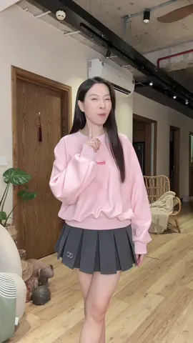 Áo sweater nỉ mềm,– phối váy xếp ly đúng style Hàn xẻng! #linhlunglieng #aosweater #ecochic 