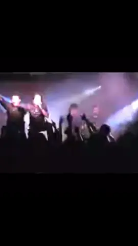 ✨🎤 #TBT de um dos momentos mais marcantes da minha vida: dividir o palco com André Matos. Naquele dia, um sonho ganhou forma, voz e melodia. Um instante que vai ficar eternamente gravado na memória e no coração. Saber que não poderei reviver essa cena ao lado dele torna tudo ainda mais intenso… mas a lembrança permanece viva, como se o tempo tivesse parado ali. 💫 Obrigado, André, por esse presente que se transformou em eternidade. 🙏🎶 #andrematos #tbt #lembranças 