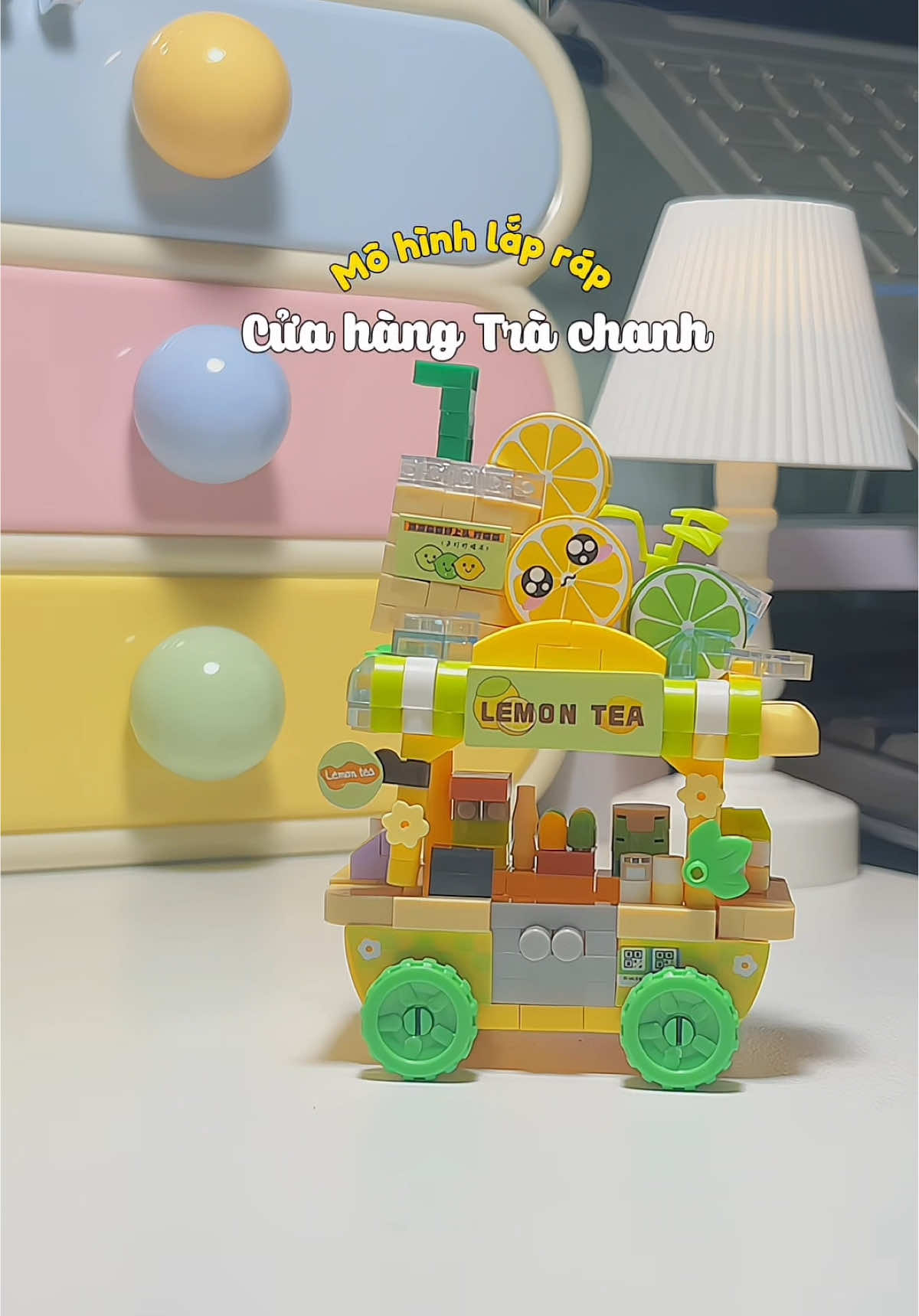 Mô hình láp ráp, mẫu vid là Cửa hàng Trà Chanh nha. ↙️ xì chét ngồi lắp em này thì cũng cũng… cũng mỏi lưng 🙃 . Nhưng cũm nên thử 1️⃣ lần nhoa mấy bà 💕 ✨ #mohinhlaprap #dochoitreem #mohinhlego #xuhuong #trinhtrinh050323 