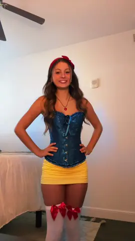 Another Halloween costume video cause I am still obsessed with this one #snowwhite #collegecostumes #halloweencostume #fypシ 