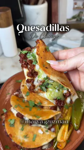 Cook dinner with me #quesadillas #quesadillasdechorizo #quesadillasdemaiz #mexicanfood #fyp 
