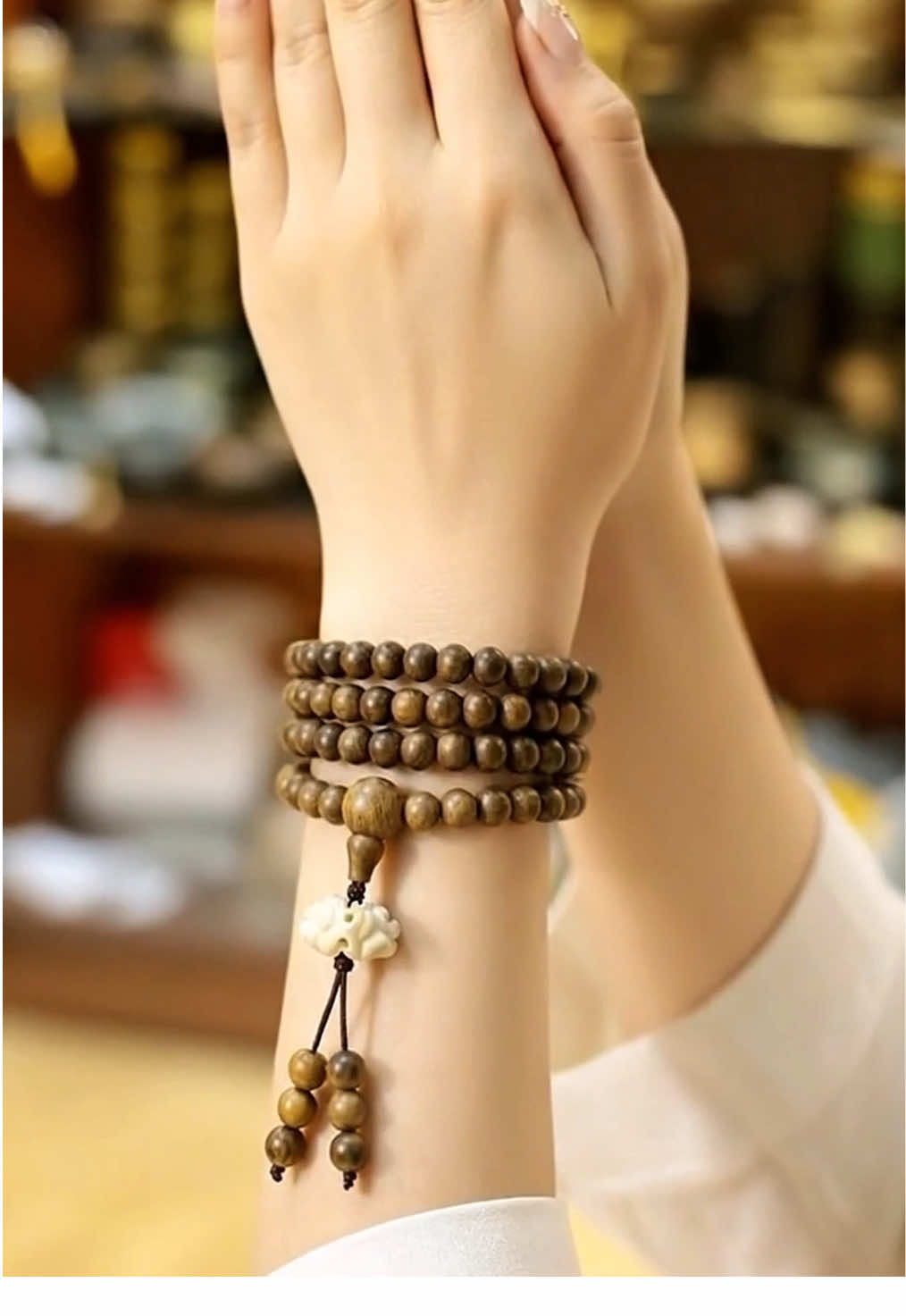 Vòng trầm hương 108 charm hoa sen bằng gỗ hoàng dương. Chuỗi trầm hương 108 hạt nhẹ nhàng đơn giản với mùi thơm gỗ trầm thơm dịu. #cuocduanhasangtao #chiendichnhasangtao #vongtramhuong #vongtram108hat #vongtaytramhuong 