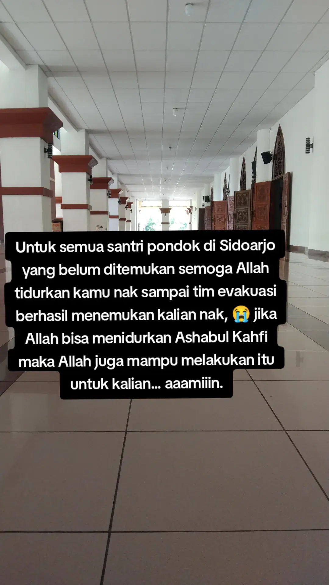#bismillah #fyppppppppppppppppppppppp #jumat #terkabulnyadoa #tawakkal . Ayuk sama sama kita kirimkan doa buat para santri yang saat ini belum ditemukan,, Ayuk kita kirimkan doa buat para wali santri yg sedang berduka,, kita kirimkan doa juga buat para asatidz wal asatidzah ponpes Sidoarjo yg saat ini Allah berikan ujian.. insyaallah dibalik ujian ini ada Hikam. tidak ada orang yang mau ditimpa musibah namun apalah daya kita hanya manusia yang diciptakan dan ada pemiliknya,, Allah lah sang pemilik itu,, Allah memiliki sifat Jaiz . kita sebagai hamba hanya bisa berusaha dan memohon agar selalu Allah berikan perlindungan, ketika diberi ujian kita berharap Allah berikan kekuatan.  buat santri yg dirawat semoga Allah segera pulihkan lahir dan batin mu nak,, dan yang Allah panggil kamu pasti syahid nak karena sedang berjuang fisabilillah nak😭🤲.