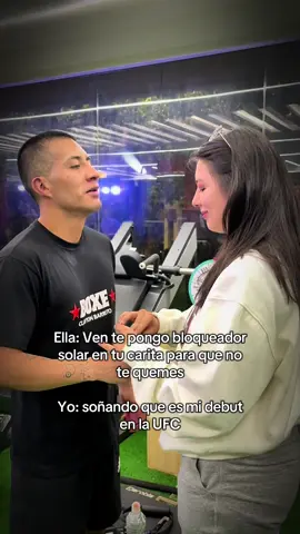 Cuando me dice: “ven que te pongo protector solar para que no te quemes”… y mi mente ya está escuchando: 🎤 “AND NOW… FIGHTING OUT OF THE BLUE CORNER…” Sí, esta carita no se quema… 🥊☀️ #MainEvent #UFCVibes #POV #BestieEnergy #ProtectYourSkin