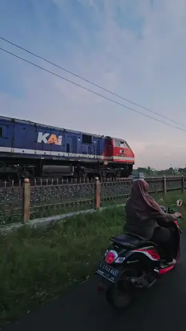 merah miring. #fyp #kai #RnB #keretaapiindonesia #superfast 