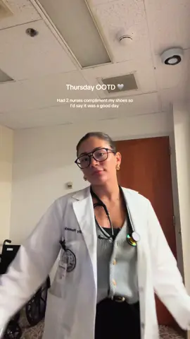 OOTD in my new office! (they moved the med students far away in a random closet so we were out of the way) 🩶 Week 4 of IM is almost over which is insane #medicalstudent #medschool #OOTD 