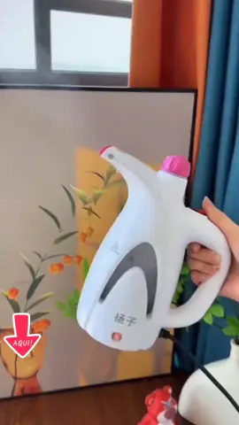 💥 Passadeira A Vapor Passar Roupa Voltagem 110V220V 200ml Elimina Ácaros Odores De Roupas  Potência :800W Capacidade :200ml Sentido de Utilização : Vertical Design: Portátil Cor : Branco Níveis de Vapor : 2 Visor do Nível da Água : Sim Material: Plástico Consumo :0,8  VOLTAGEM 110V e 220v ESCOLHE QUANDO REALIZAR A COMPRA !! Acompanha acessórios que podem ser conectados no bico, para retirar aqueles pelinhos que ficam presos nas roupas. Além disso, conforme você passa aquelas roupas mais delicadas, não precisa se preocupar em danificar o tecido., *Somente a opção PASSADEIRA acompanha acessorios* Super fácil de utilizar! A Passadeira a vapor conta com um reservatório de 200ml e tudo o que você precisa fazer, é conectá-la na fonte de energia e encher o reservatório de água Em seguida, é só apertar o botão e esperar que comece a aquecer. Feito isso, basta apontar o bico na vertical e passar na região que deseja higienizar ou tirar o amassado e pronto! #passadeira #ferro #roupas #vapor 
