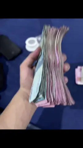 Sama kamu gk bahagia Sama duit aja lahh 🤭