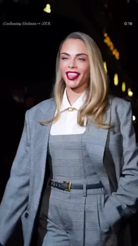 #Coolhunting desde el desfile de @Balmain en #ParisFashionWeek 🇫🇷 ¿Cuál fue tu 🌟 favorita? Xx, CG #Moda #FashionWeek #CaraDelevigne 