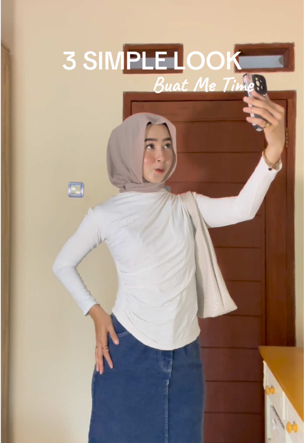 Prefer pake rok apa celana?👀