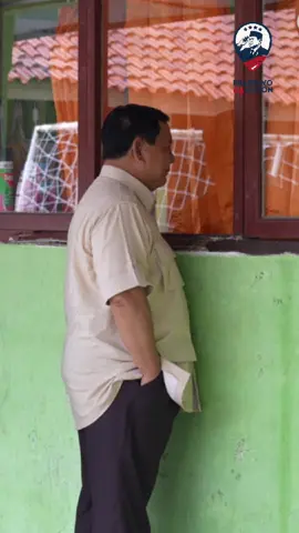 🔥🇮🇩 Presiden Prabowo Turun Langsung Tinjau Program MBG, Semangat untuk Generasi Emas! 🍽️🌟 Hari ini, Presiden Prabowo Subianto tidak hanya memantau dari jauh, tapi turun langsung ke lapangan memastikan Program Makanan Bergizi Gratis (MBG) berjalan dengan baik dan tepat sasaran! 🎒💥 Dengan penuh perhatian, beliau melihat bagaimana anak-anak sekolah menikmati makanan bergizi yang menjadi sumber energi untuk belajar, beraktivitas, dan bermimpi besar! ✨📚 Program MBG bukan sekadar soal makanan, tapi investasi masa depan bangsa — generasi sehat, cerdas, dan siap bersaing di kancah global! 💪🌍 Terima kasih, Pak Prabowo, atas komitmen nyata untuk membangun Indonesia lebih kuat dari akar rumput! 🙌🔥 #PresidenPrabowo #makanbergizigratis #GenerasiEmas#beritaviral #trending 