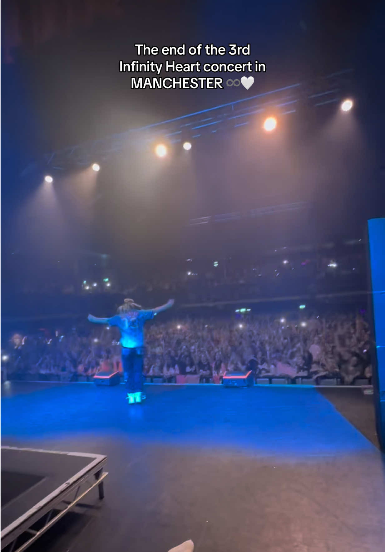 A highlight of every show on this tour is this moment at the very end of the show♾️🤍 Manchester tonight was so SPECIAL. Love you all thank you for the love. 🥺😭 See you tomorrow in Newcastle, and then the next show is LONDON!!!♾️🤍