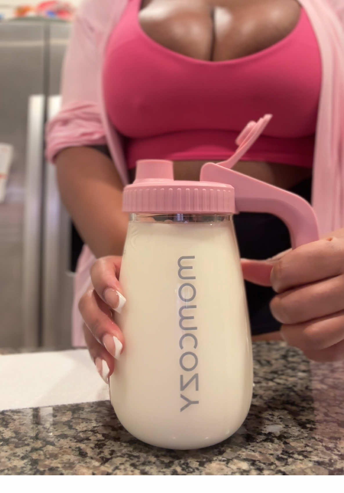 Combine my pumps using the momcozy pitcher #pumpingmom 