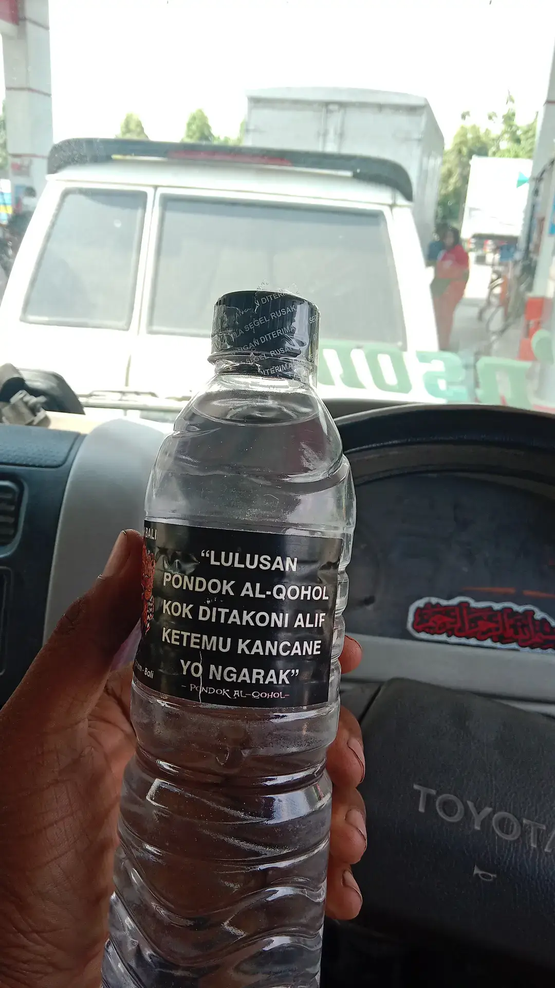meresahkan